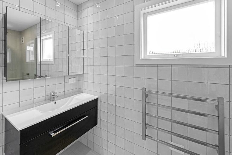 Photo of property in 3b Paton Avenue, Te Atatu South, Auckland, 0610