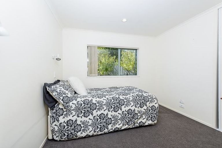 Photo of property in 2a Renata Crescent, Te Atatu Peninsula, Auckland, 0610