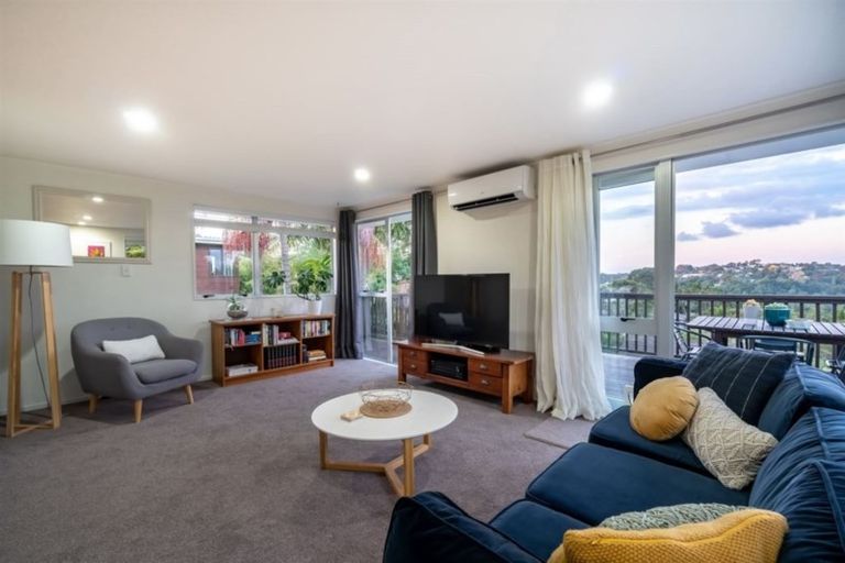 Photo of property in 10 West Glade Crescent, Birkenhead, Auckland, 0626