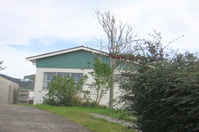 Photo of property in 8 Bartlett Grove, Tawa, Wellington, 5028