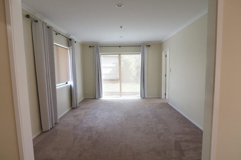 Photo of property in 9 Graven Court, Henderson, Auckland, 0612