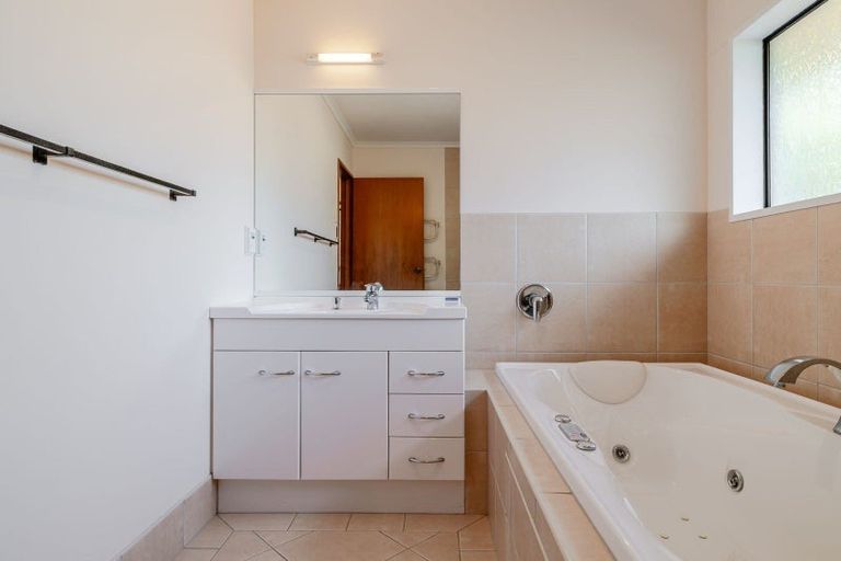 Photo of property in 43 Long Melford Road, Awapuni, Palmerston North, 4412