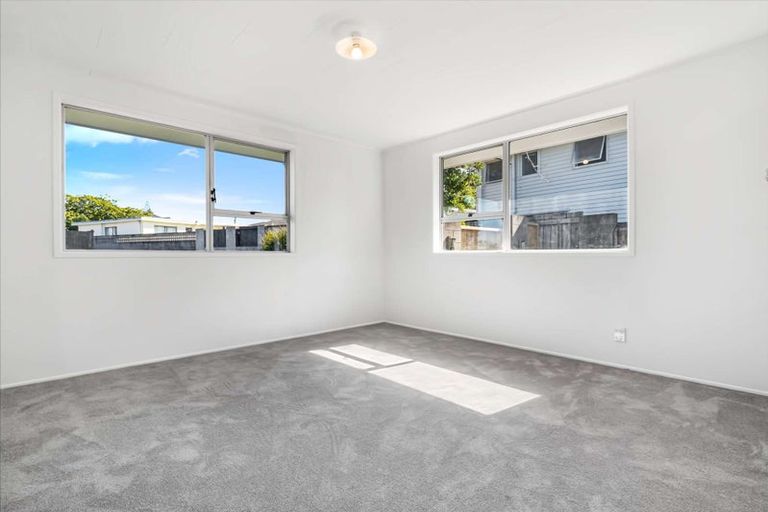 Photo of property in 24 Leaver Place, Weymouth, Auckland, 2103