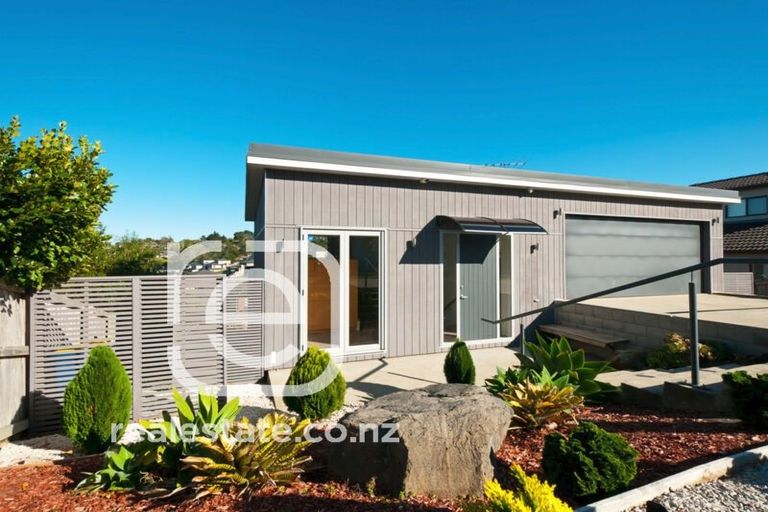 Photo of property in 62 Rising Parade, Fairview Heights, Auckland, 0632