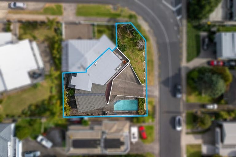 Photo of property in 1/3 Garadice Road, Rothesay Bay, Auckland, 0630