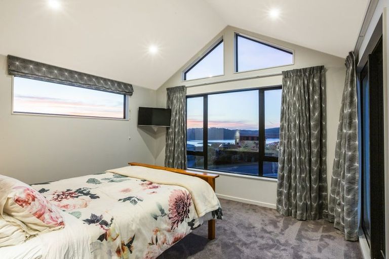 Photo of property in 14 The Fjord, Aotea, Porirua, 5024
