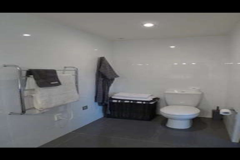 Photo of property in 40 Raymond Terrace, Northcote, Auckland, 0627