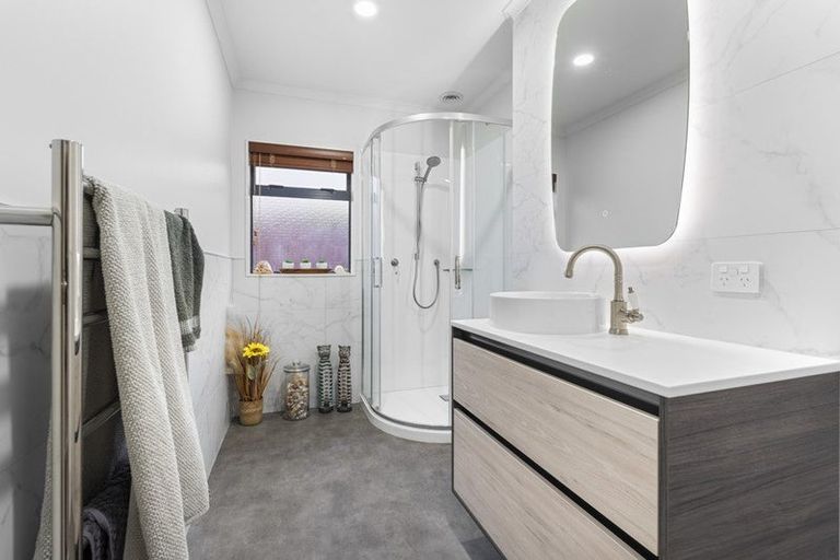 Photo of property in 44 Chesterfield Way, Orewa, 0931