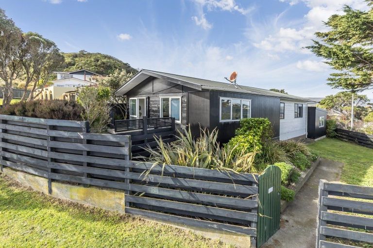 Photo of property in 28 Arahanga Grove, Maupuia, Wellington, 6022