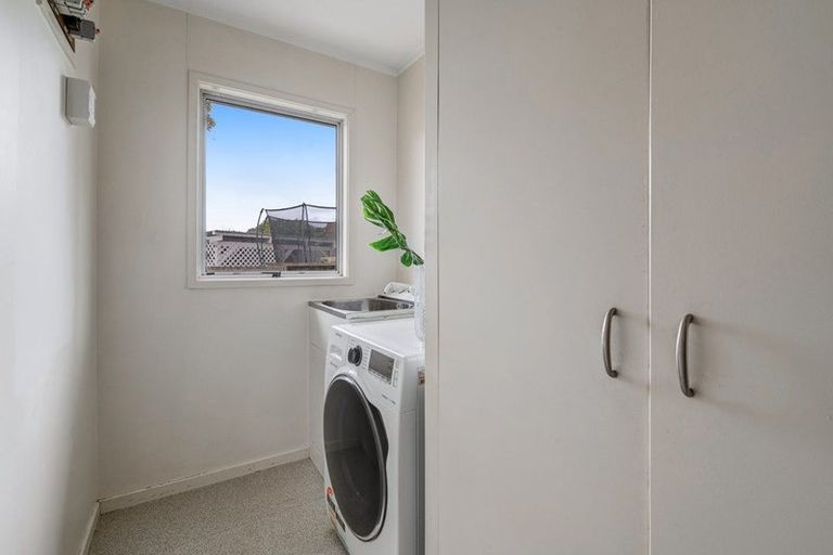 Photo of property in 10 Santiago Crescent, Unsworth Heights, Auckland, 0632