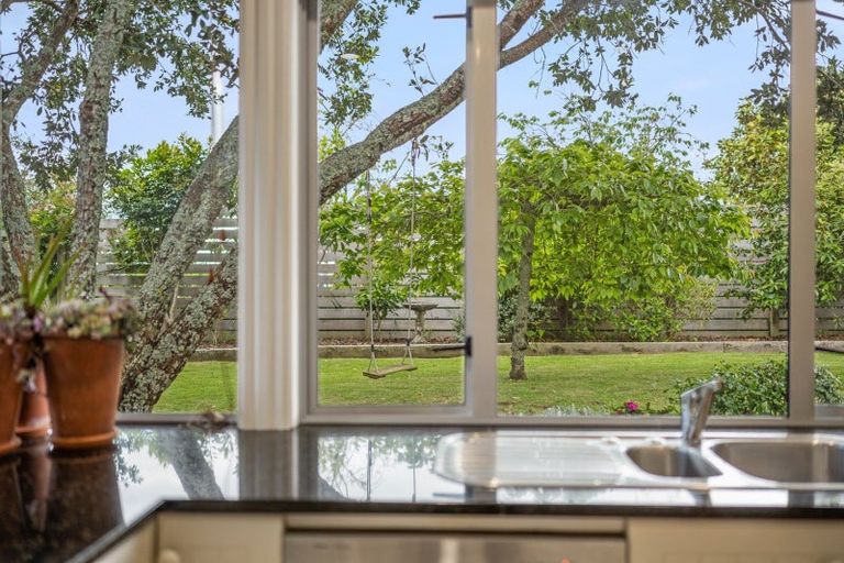 Photo of property in 33 Seymour Road, Mellons Bay, Auckland, 2014