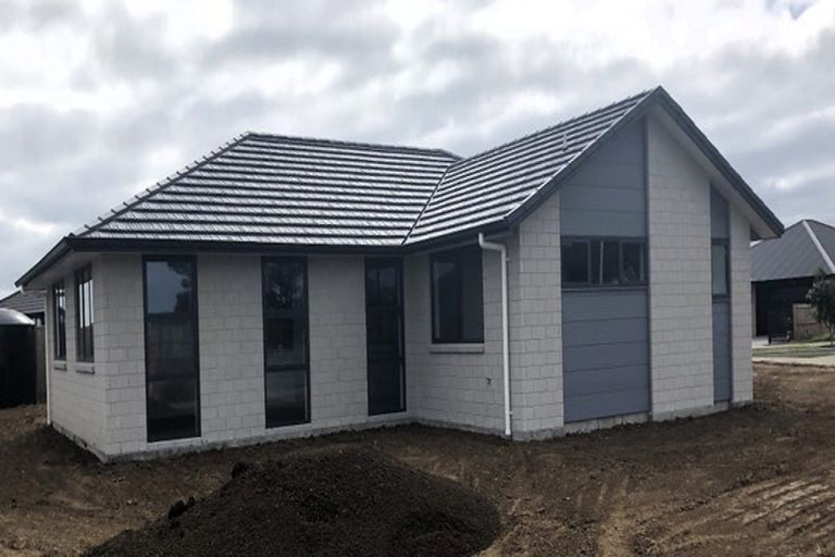 Photo of property in 1 Orawahi Road, Glenbrook, 2681