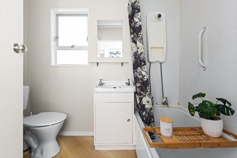 Photo of property in 16 Guildford Street, Tamatea, Napier, 4112