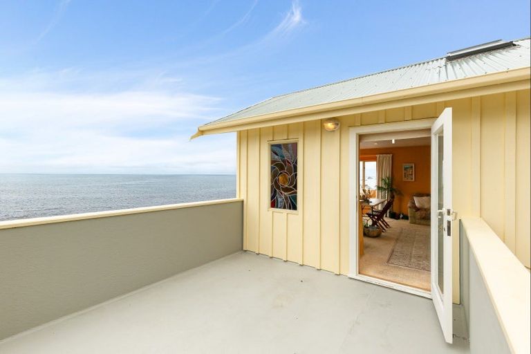 Photo of property in 140 The Esplanade, Houghton Bay, Wellington, 6023