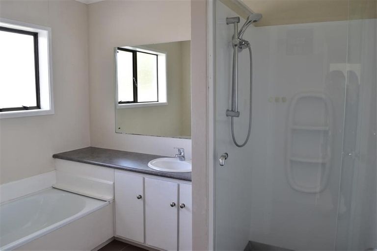 Photo of property in 2/27 Knightsbridge Drive, Forrest Hill, Auckland, 0620