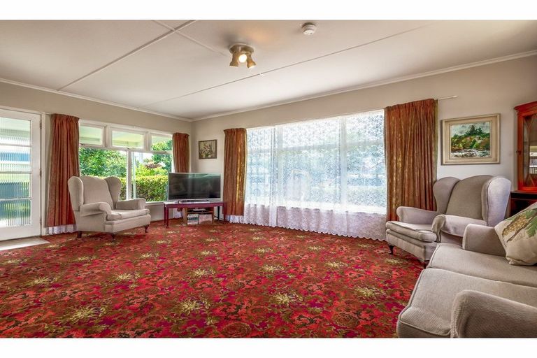 Photo of property in 11 Archlynn Road, Kelston, Auckland, 0602