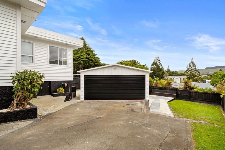 Photo of property in 26 Raroa Terrace, Tawa, Wellington, 5028