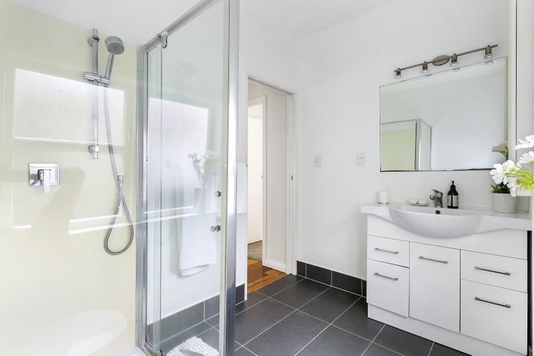 Photo of property in 36a Clayburn Road, Glen Eden, Auckland, 0602