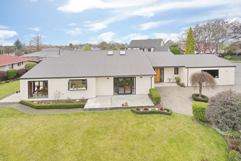 Photo of property in 17 Chatswood Place, Bishopdale, Christchurch, 8051