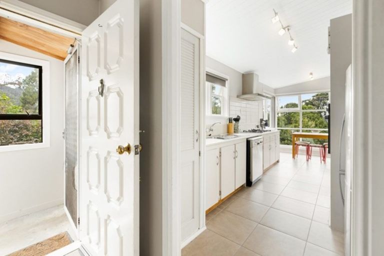 Photo of property in 8 Walker Road, Henderson Valley, Auckland, 0612