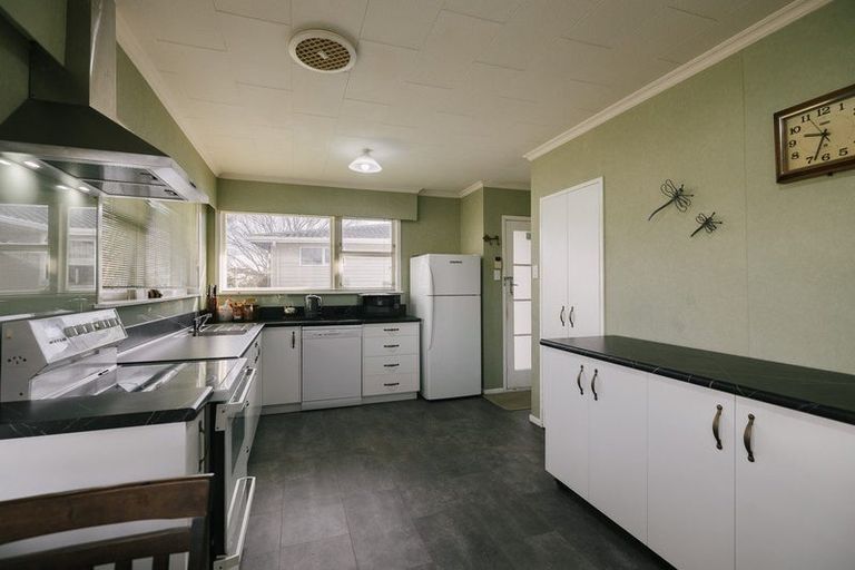 Photo of property in 69 Wikiriwhi Crescent, Awapuni, Palmerston North, 4412