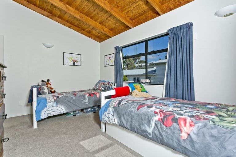 Photo of property in 2/182 Queen Street, Northcote Point, Auckland, 0627