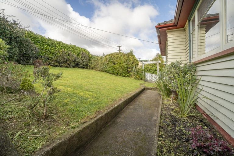 Photo of property in 44 Taylor Terrace, Tawa, Wellington, 5028