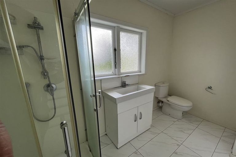 Photo of property in 16 Cliff View Drive, Green Bay, Auckland, 0604