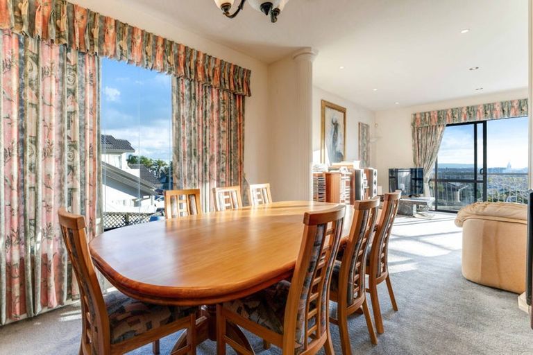 Photo of property in 18 Ribbonwood Crescent, Goodwood Heights, Auckland, 2105