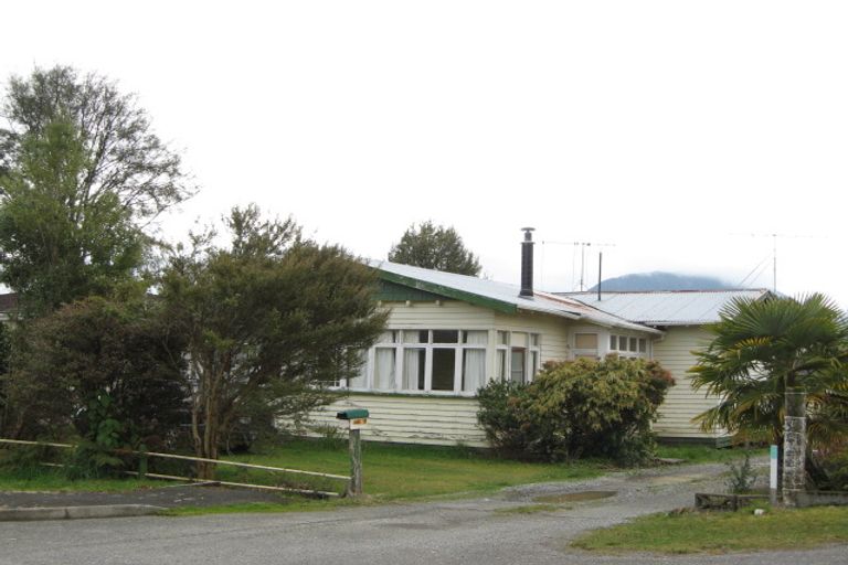 Photo of property in 17 Cromwell Street, Murchison, 7007