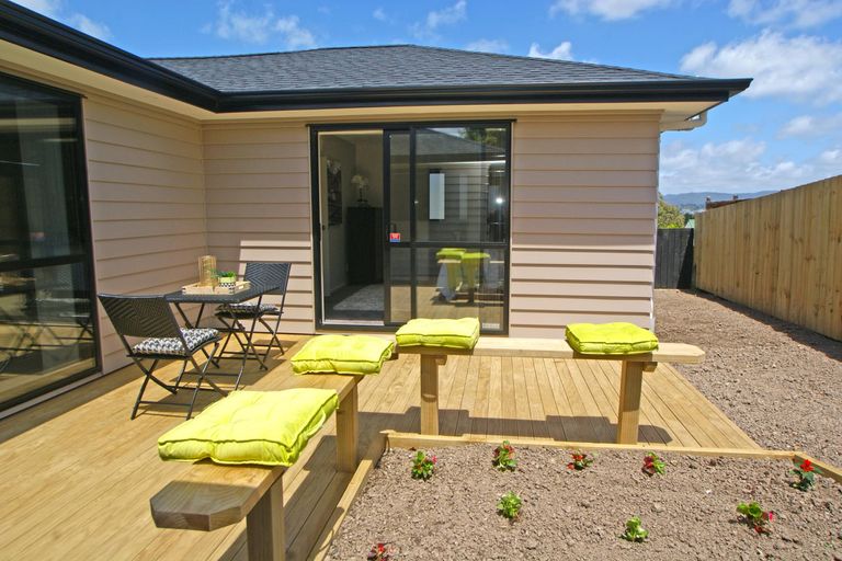 Photo of property in 3a Crompton Road, Massey, Auckland, 0614