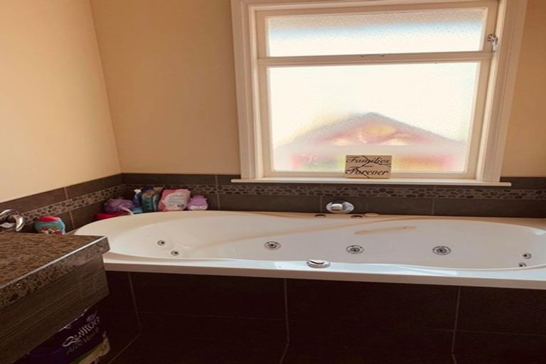 Photo of property in 82 Hedges Street, Sanson, 4817