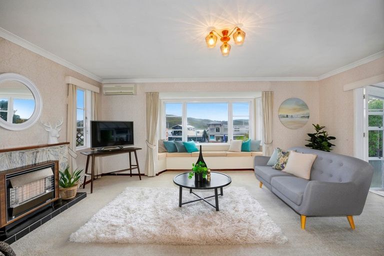 Photo of property in 136 Mana Esplanade, Paremata, Porirua, 5026