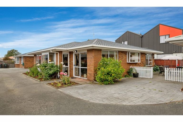 Photo of property in 2/5 Broadbent Street, Riccarton, Christchurch, 8041