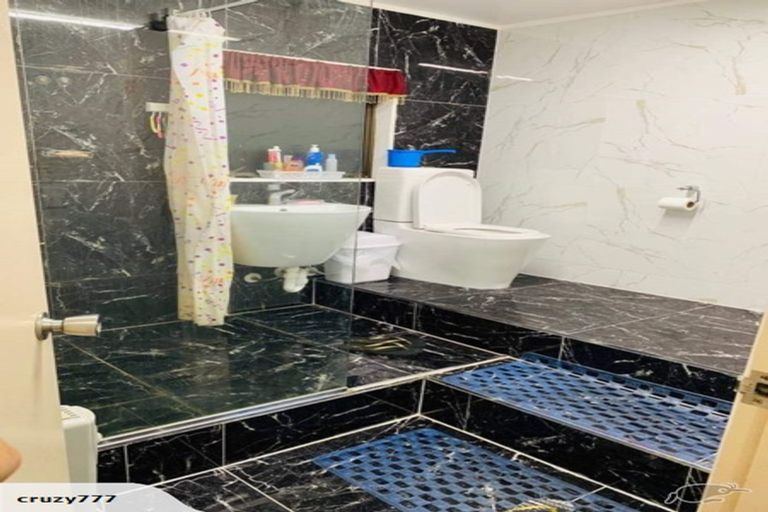 Photo of property in 1/589 Glenfield Road, Totara Vale, Auckland, 0629