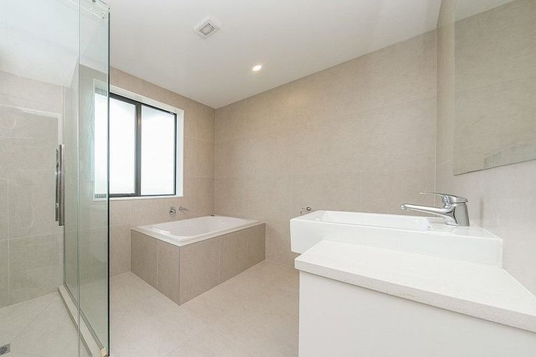 Photo of property in 2 Azzurro Way, Flat Bush, Auckland, 2019