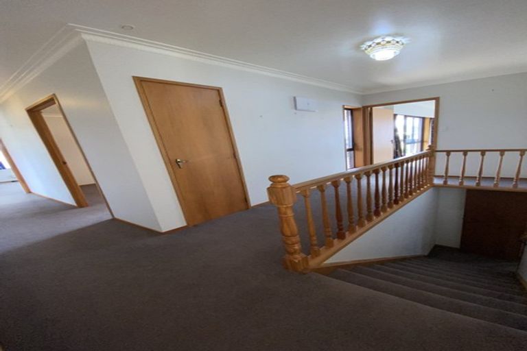 Photo of property in 1 Kingsclere Place, Goodwood Heights, Auckland, 2105