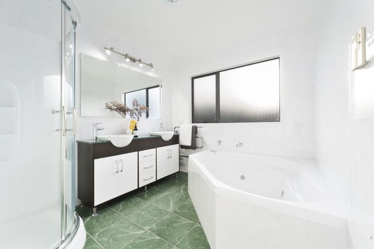 Photo of property in 54 Sapperton Drive, Henderson, Auckland, 0612