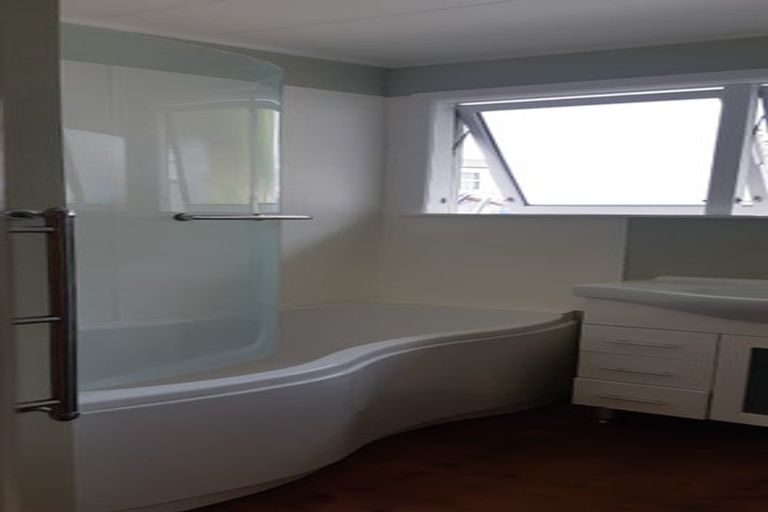 Photo of property in 5 Blandford Way, Newlands, Wellington, 6037