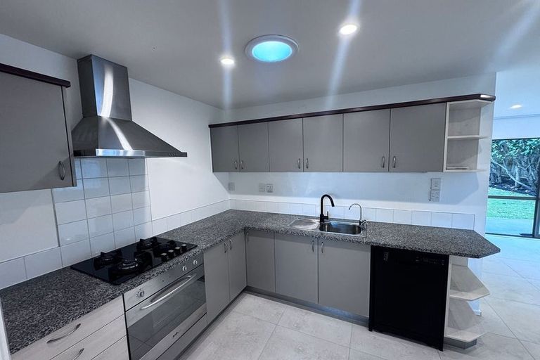 Photo of property in 28 Ballymore Drive, Pinehill, Auckland, 0632