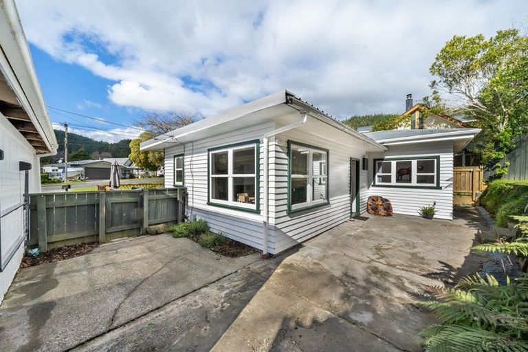 Photo of property in 20 Jocelyn Crescent, Pinehaven, Upper Hutt, 5019