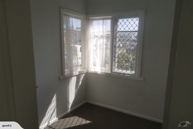 Photo of property in 8b Waimana Road, Conifer Grove, Takanini, 2112