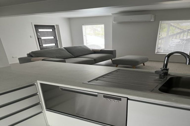 Photo of property in 16 Thorburn Avenue, Red Beach, 0932