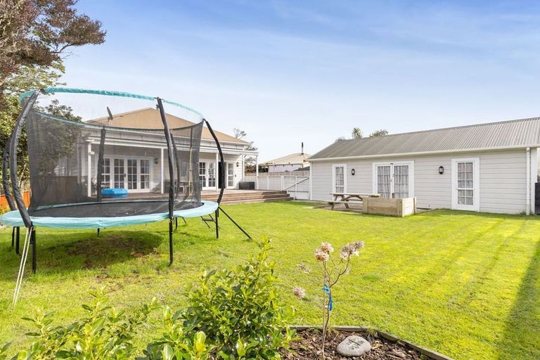 Photo of property in 17 Perrin Place, Kelvin Grove, Palmerston North, 4414