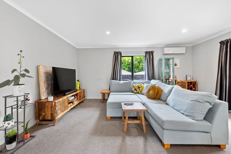 Photo of property in 5a Nielsen Place, Massey, Auckland, 0614