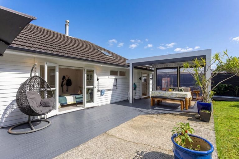 Photo of property in 70 Selwyn Crescent, Forrest Hill, Auckland, 0620