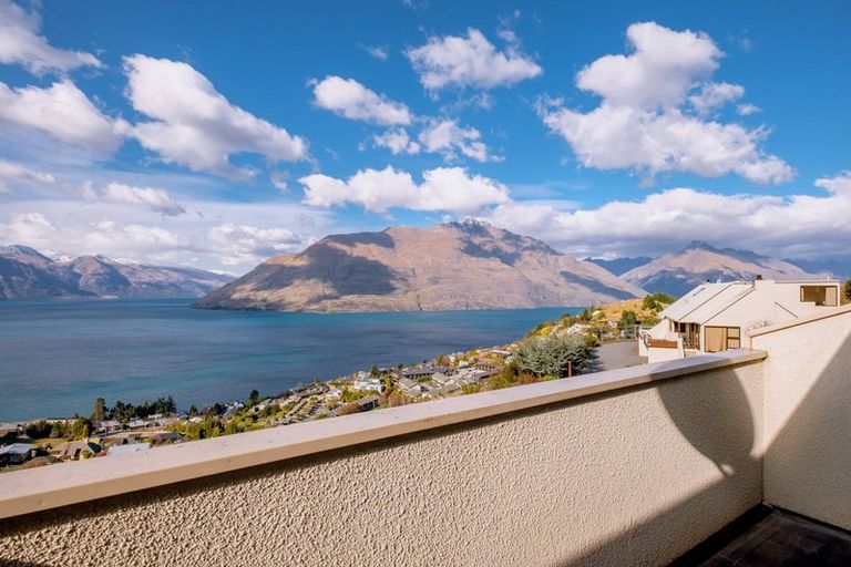 Photo of property in 116a Wynyard Crescent, Fernhill, Queenstown, 9300