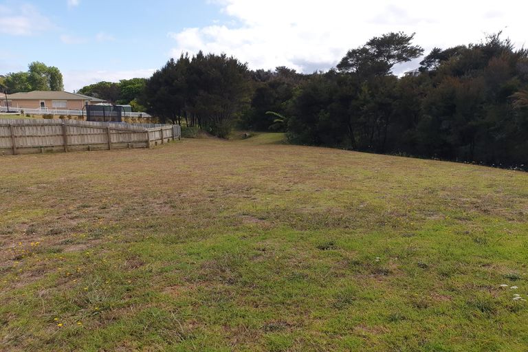 Photo of property in 8 Meenas Place, Cable Bay, 0420