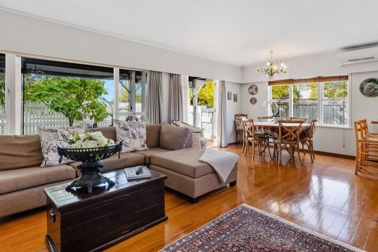Photo of property in 1/10 Knights Road, Rothesay Bay, Auckland, 0630