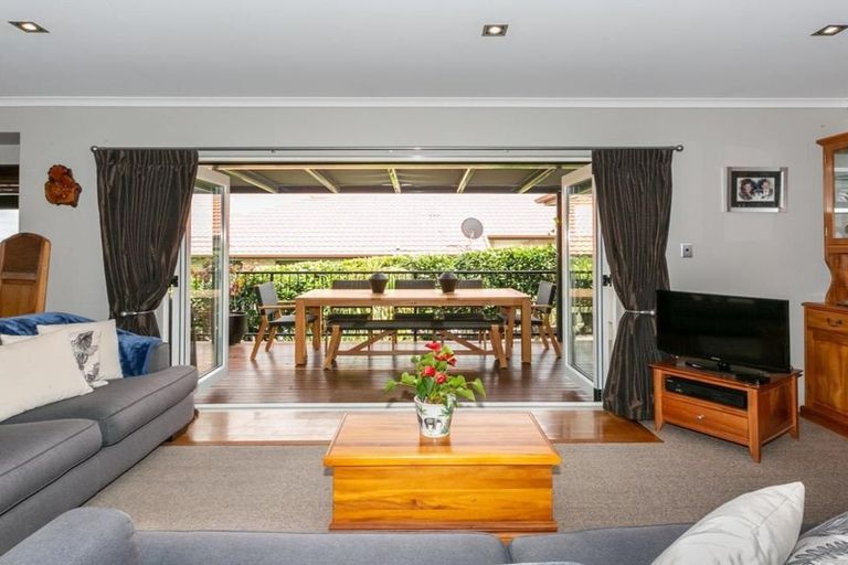 Photo of property in 73 Hikanui Drive, Havelock North, 4130